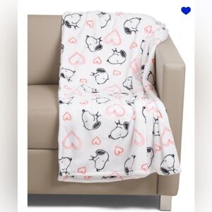 PEANUTS
60x70 Oversized Heart Toss Throw